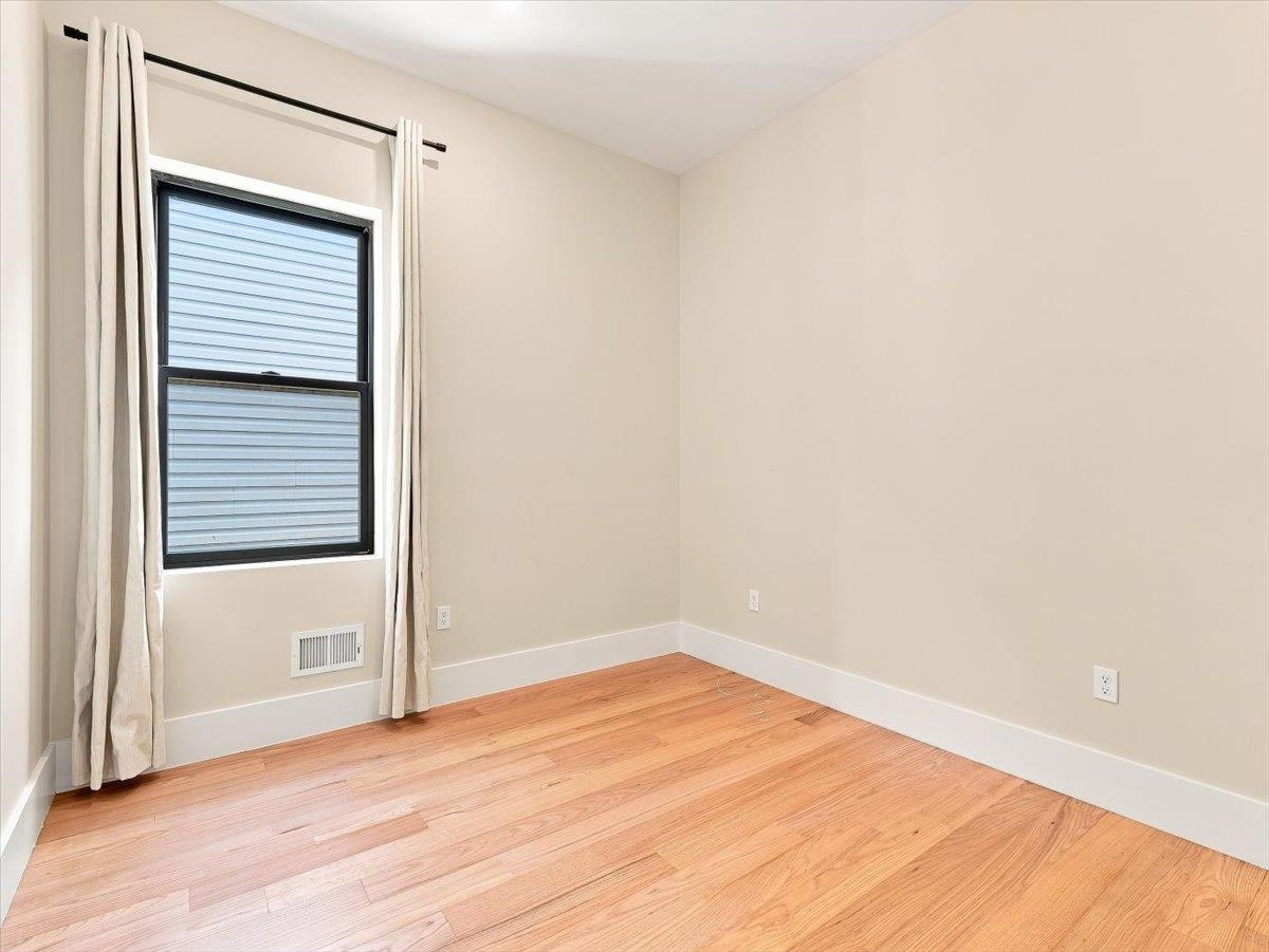 220 FREEMAN AVE Unit: 1