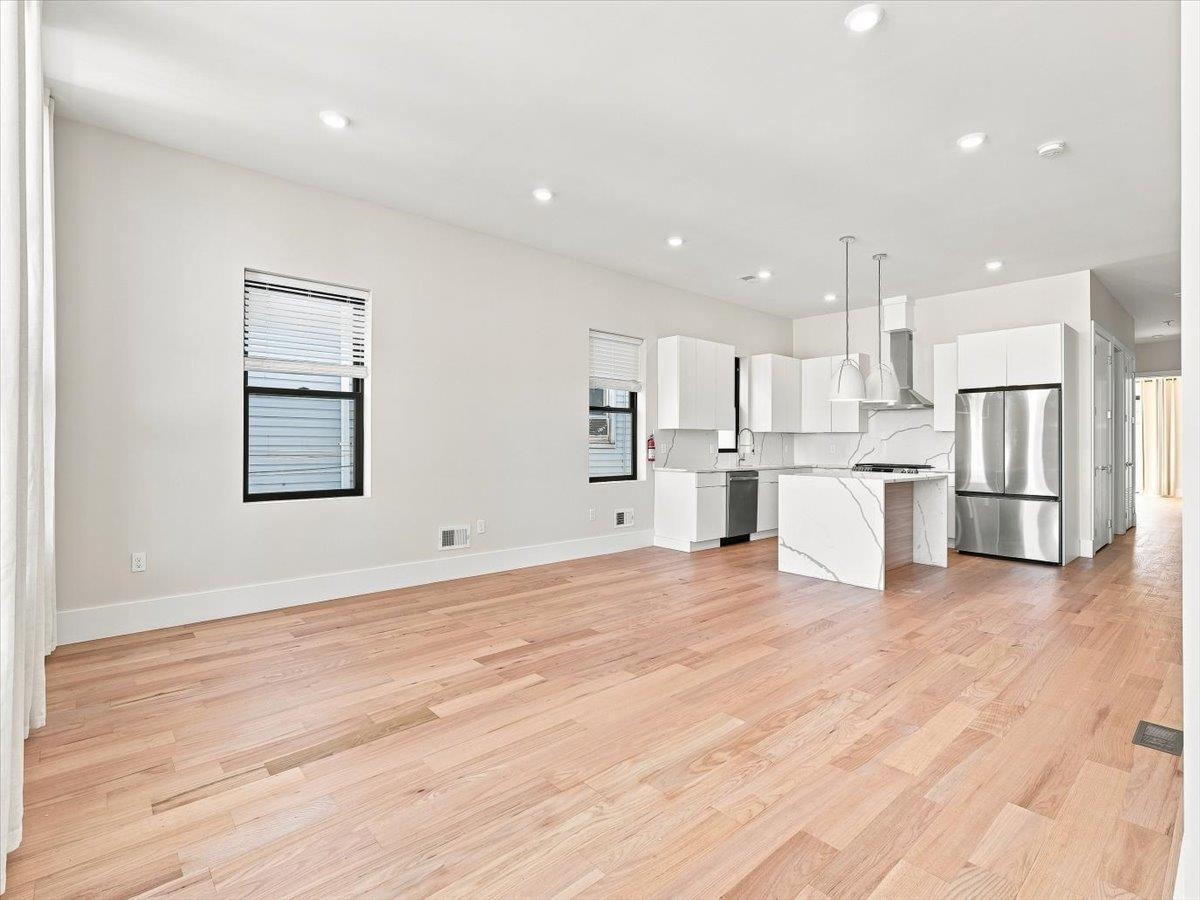 220 FREEMAN AVE Unit: 1