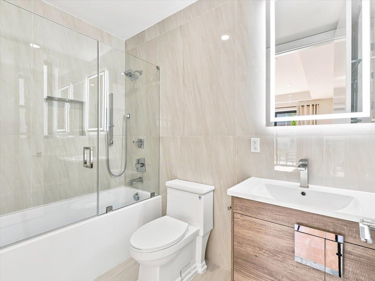 220 FREEMAN AVE Unit: 1