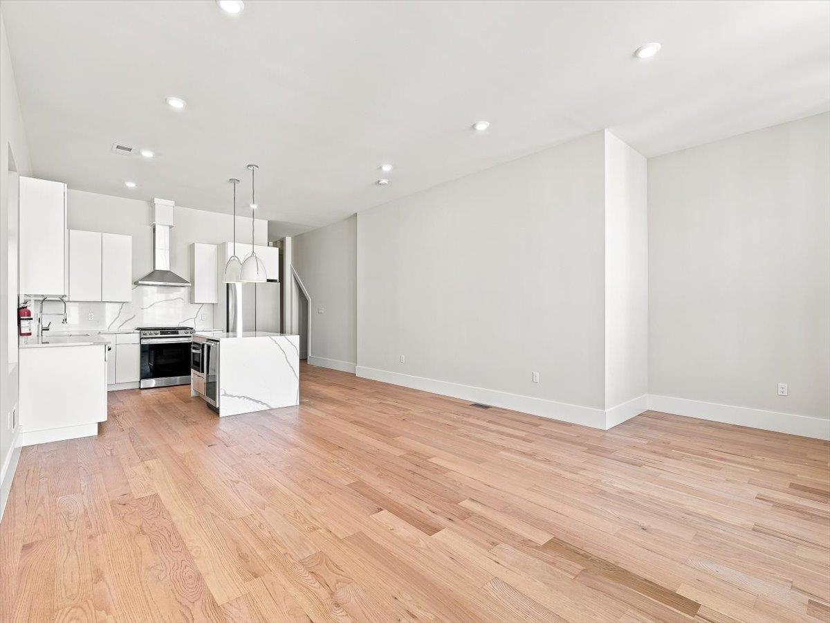 220 FREEMAN AVE Unit: 1