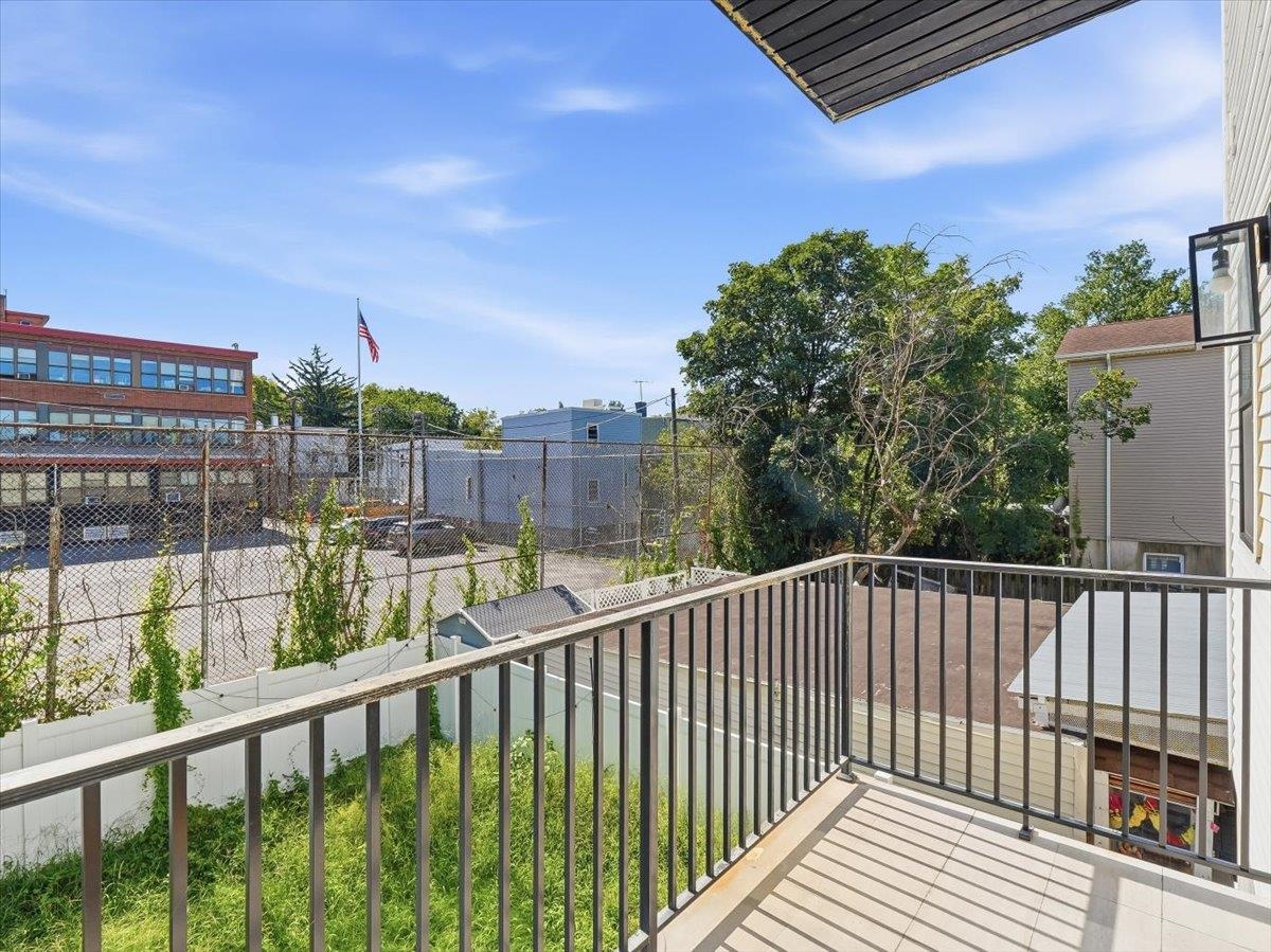 220 FREEMAN AVE Unit: 1