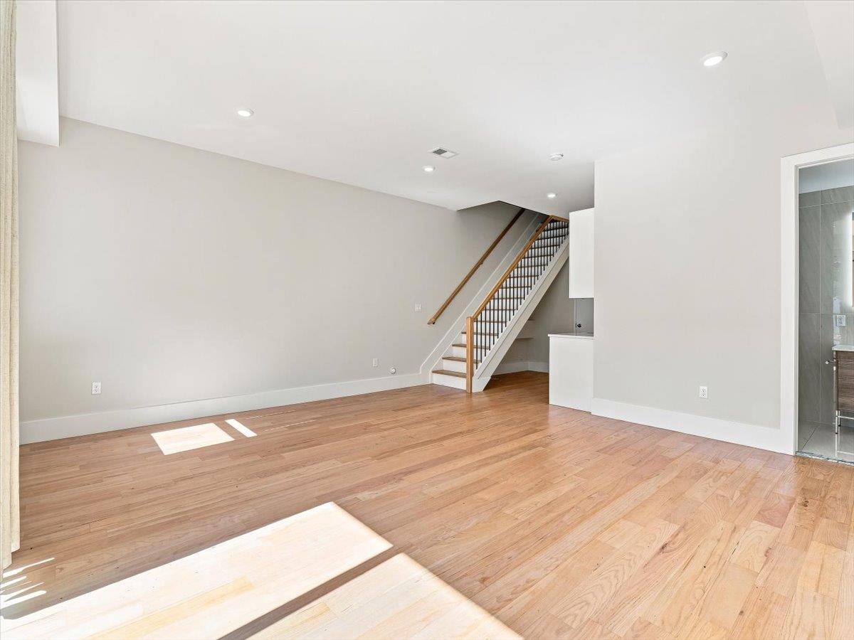 220 FREEMAN AVE Unit: 1