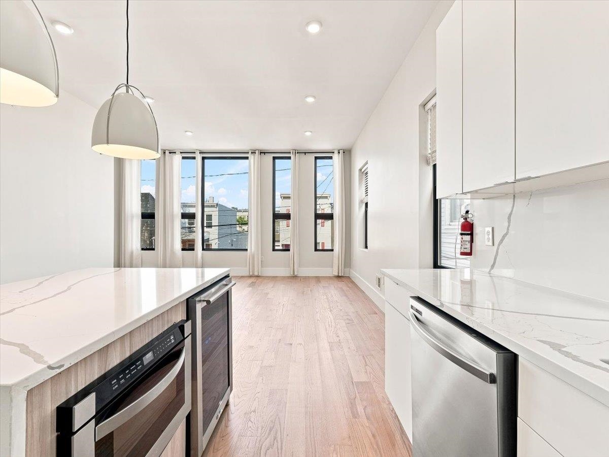 220 FREEMAN AVE Unit: 1