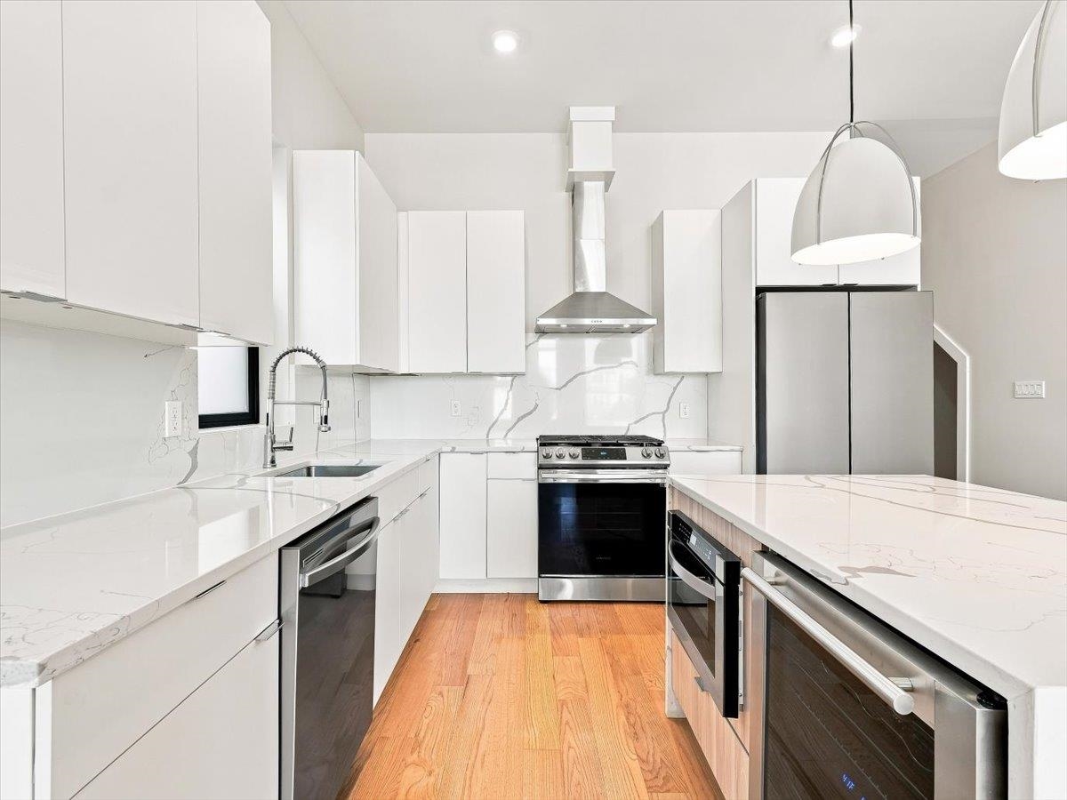 220 FREEMAN AVE Unit: 1