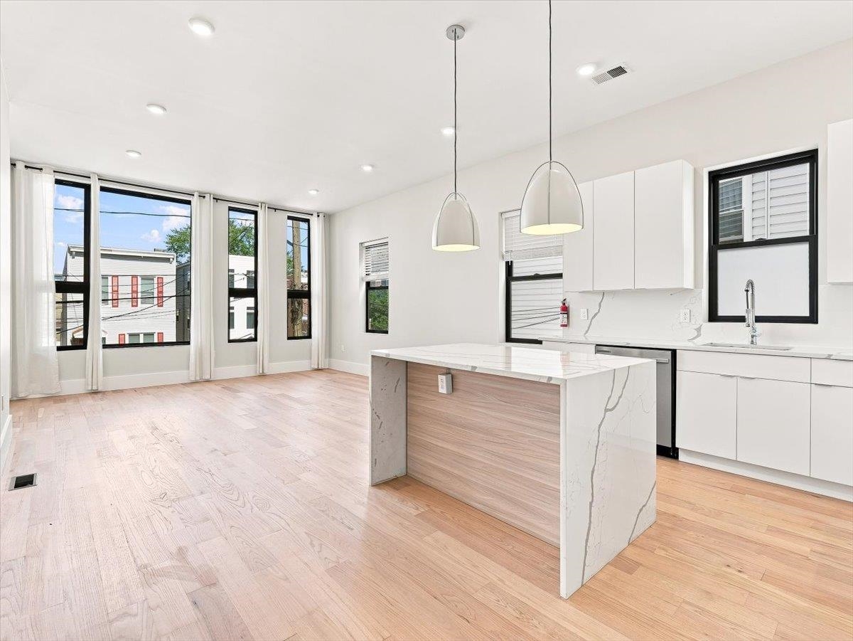 220 FREEMAN AVE Unit: 1