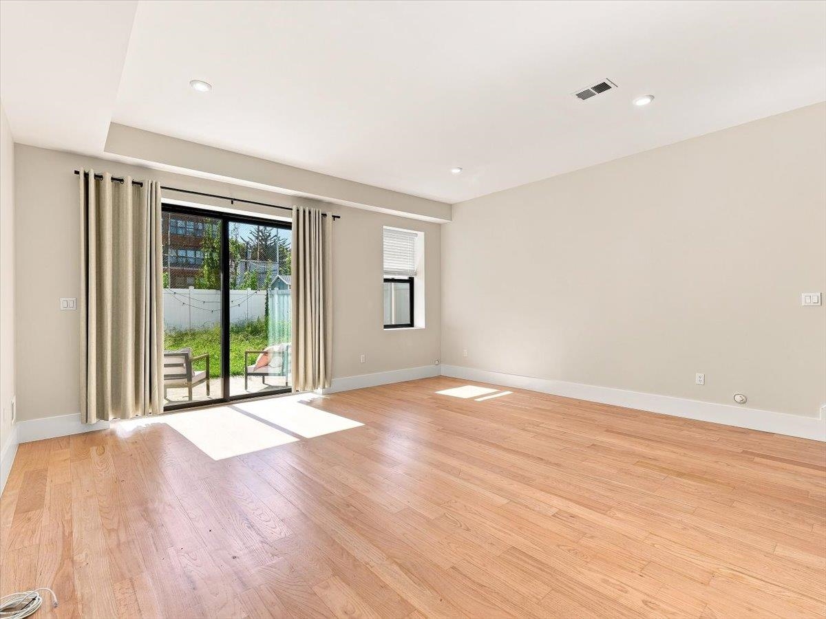 220 FREEMAN AVE Unit: 1