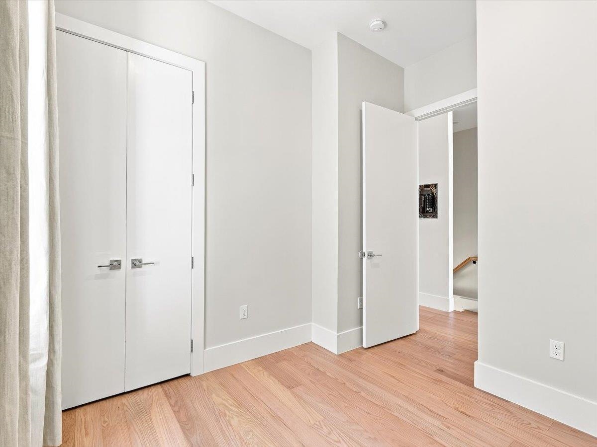 220 FREEMAN AVE Unit: 1