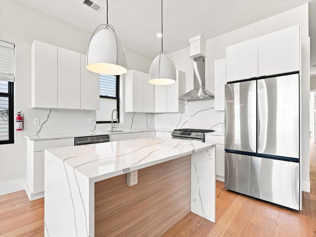 220 FREEMAN AVE Unit: 1