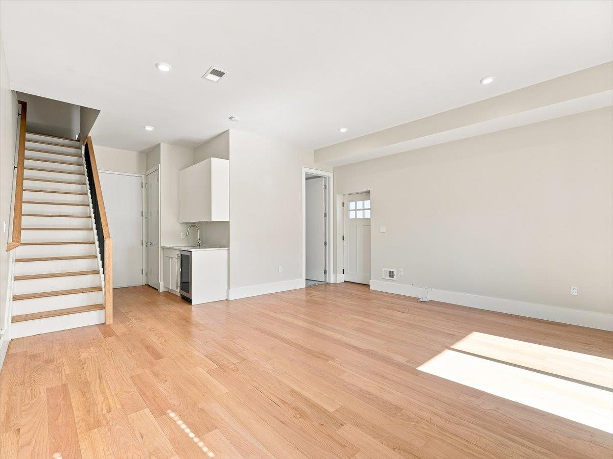 220 FREEMAN AVE Unit: 1