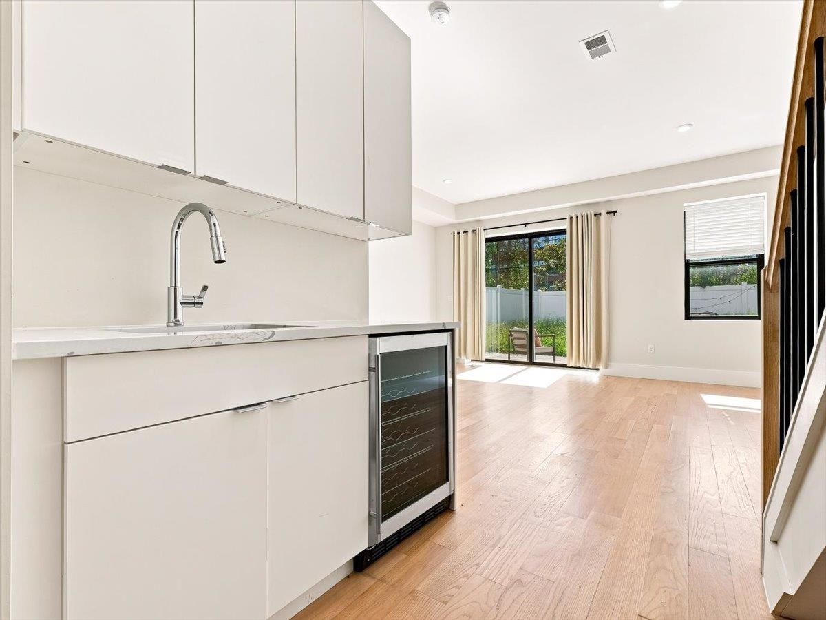 220 FREEMAN AVE Unit: 1