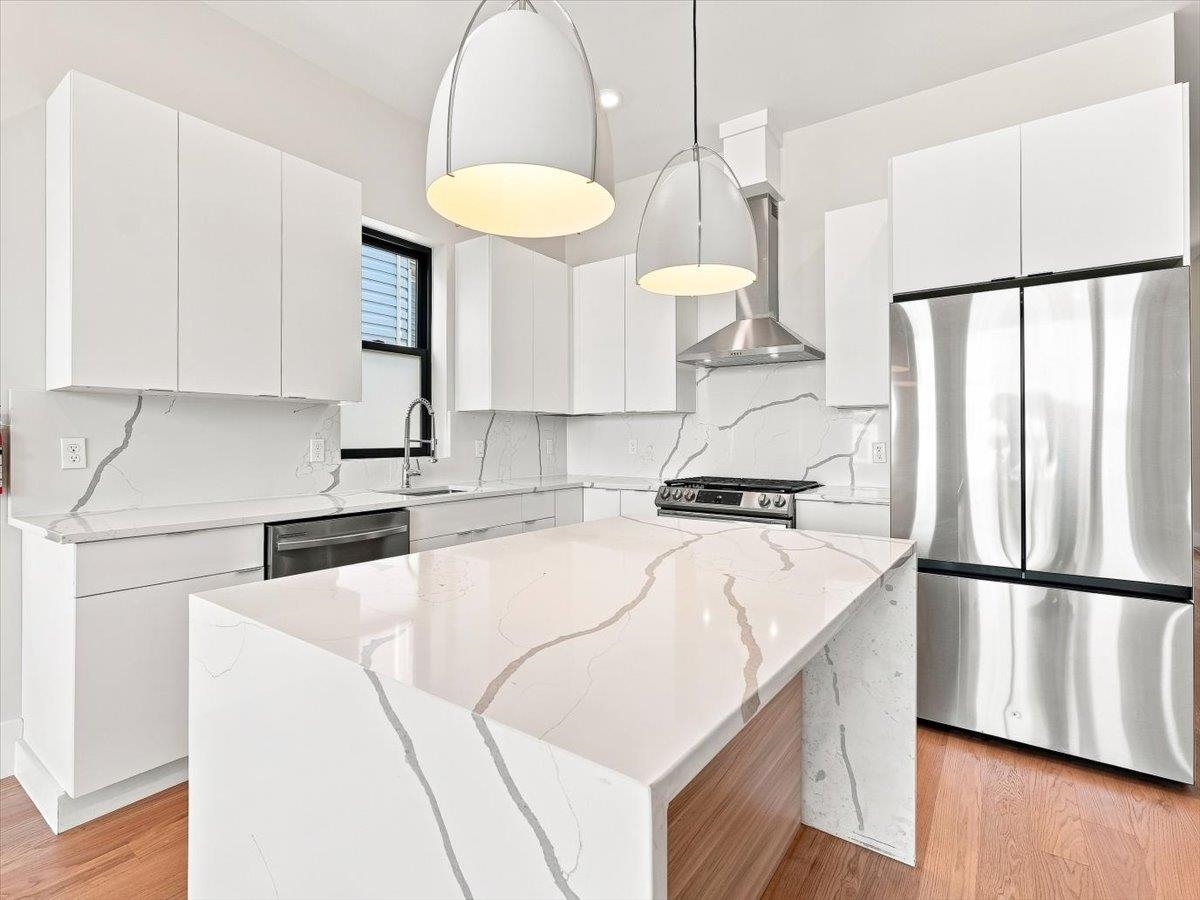 220 FREEMAN AVE Unit: 1