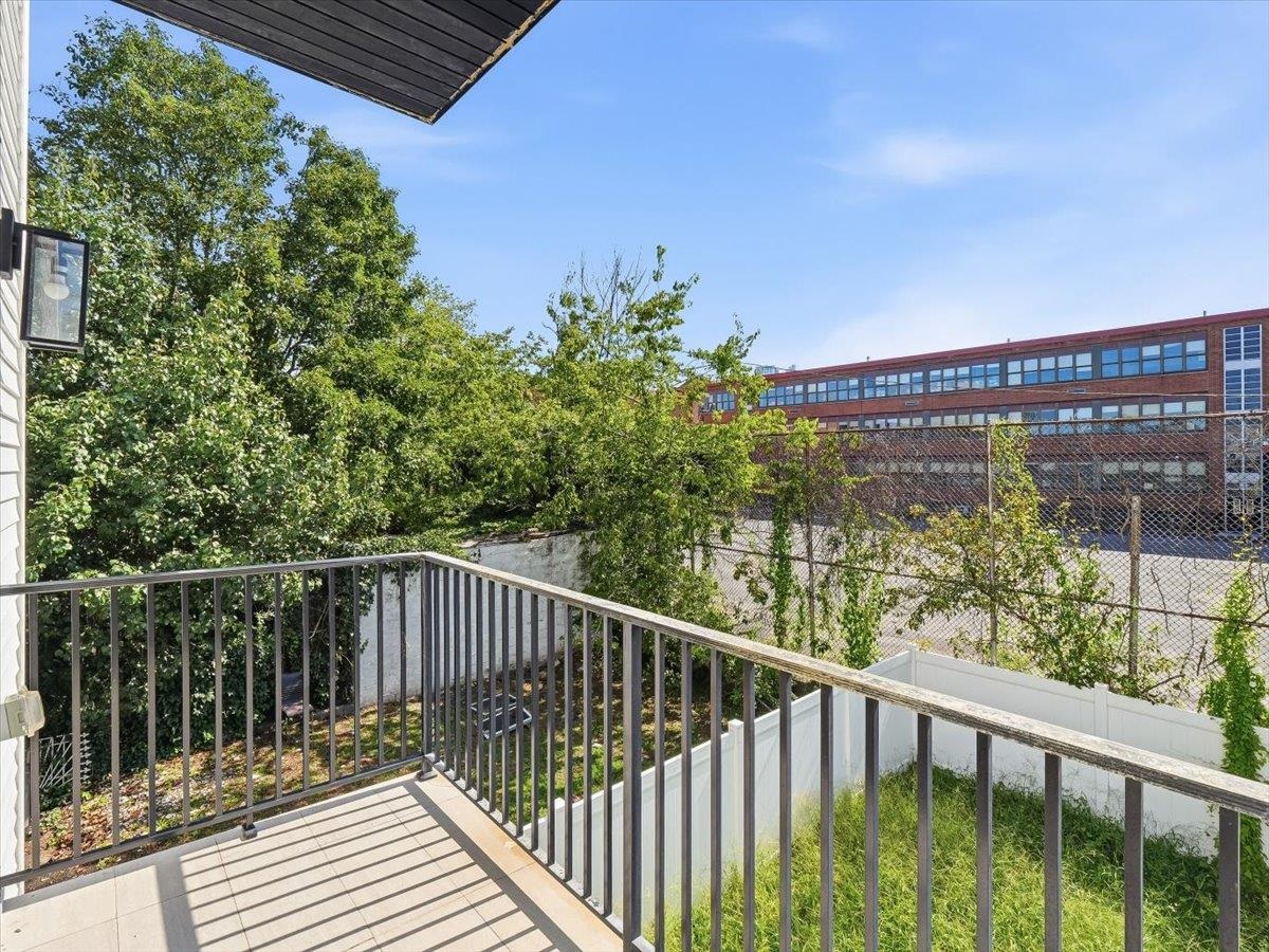 220 FREEMAN AVE Unit: 1