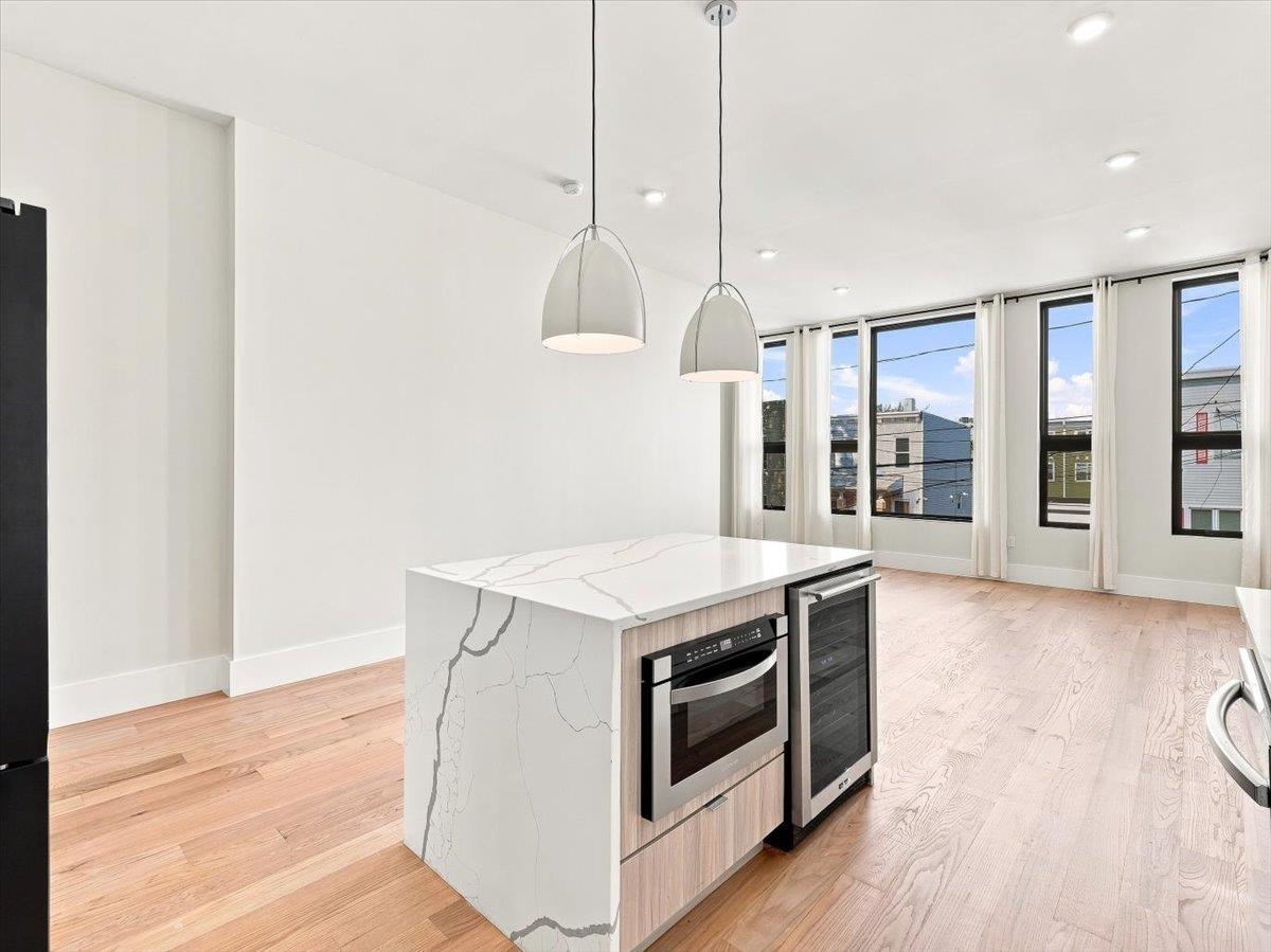 220 FREEMAN AVE Unit: 1