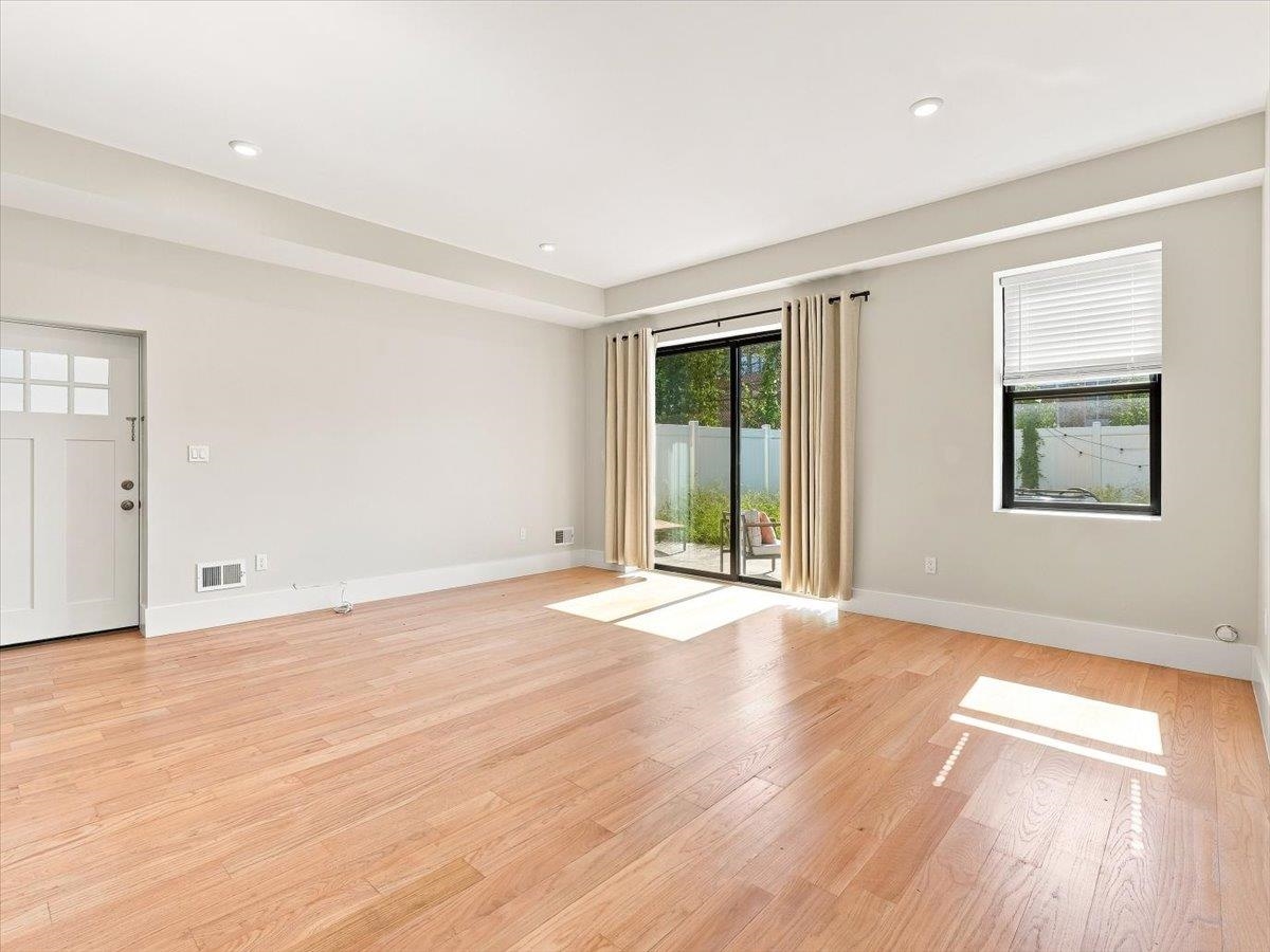 220 FREEMAN AVE Unit: 1