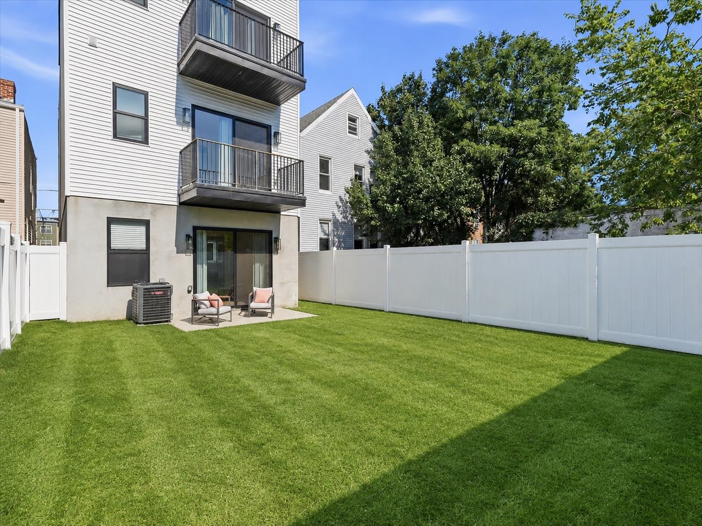 220 FREEMAN AVE Unit: 1