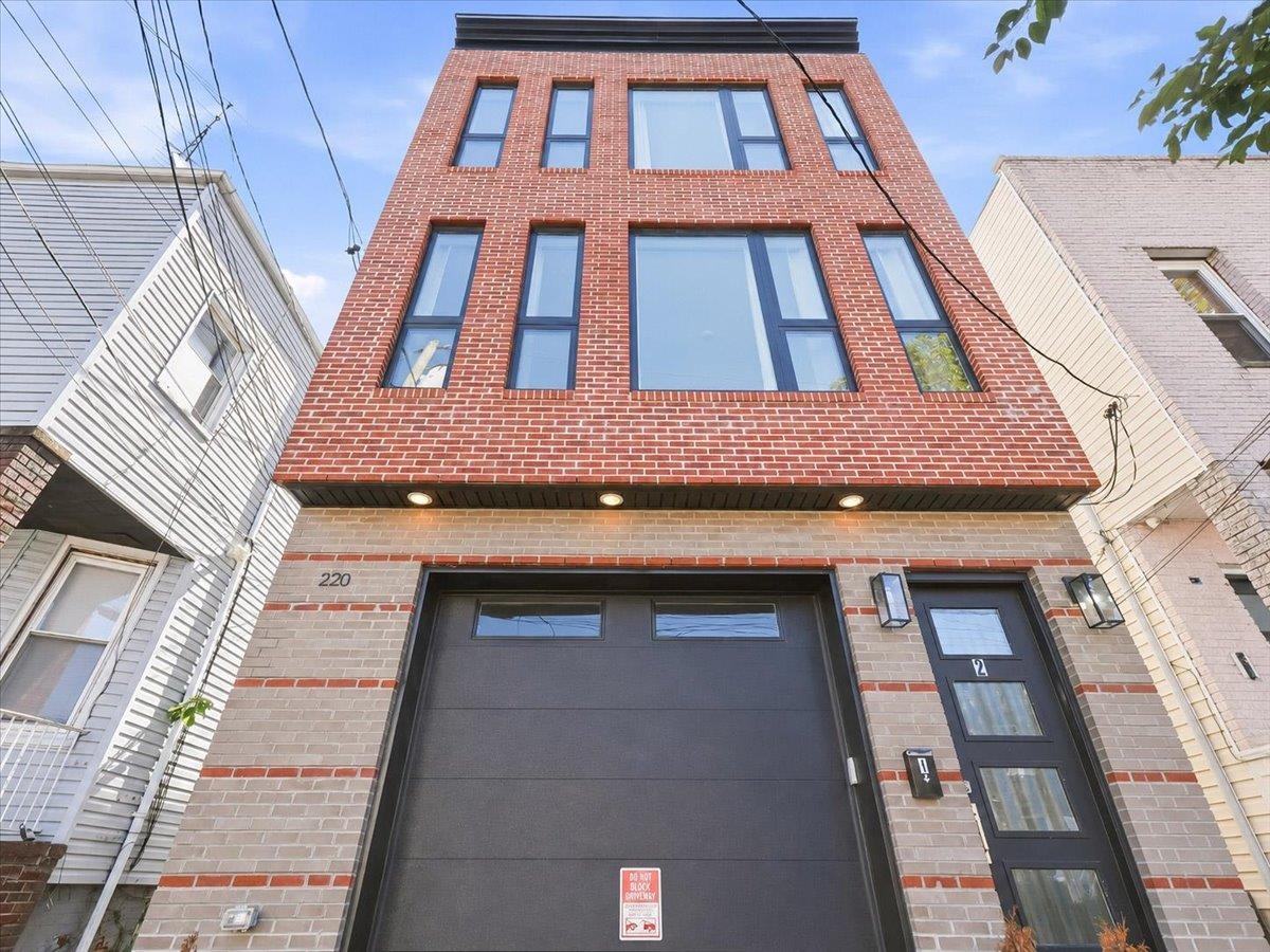 220 FREEMAN AVE Unit: 1