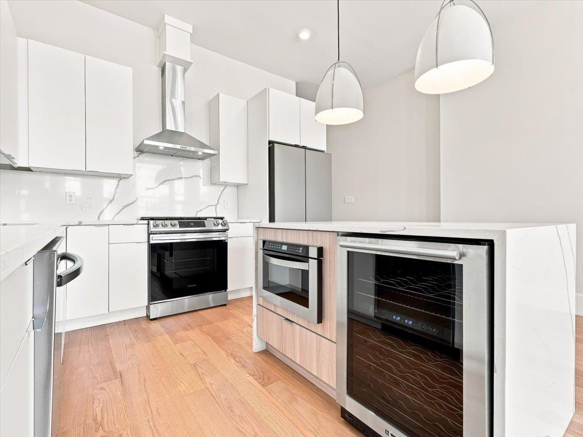 220 FREEMAN AVE Unit: 1