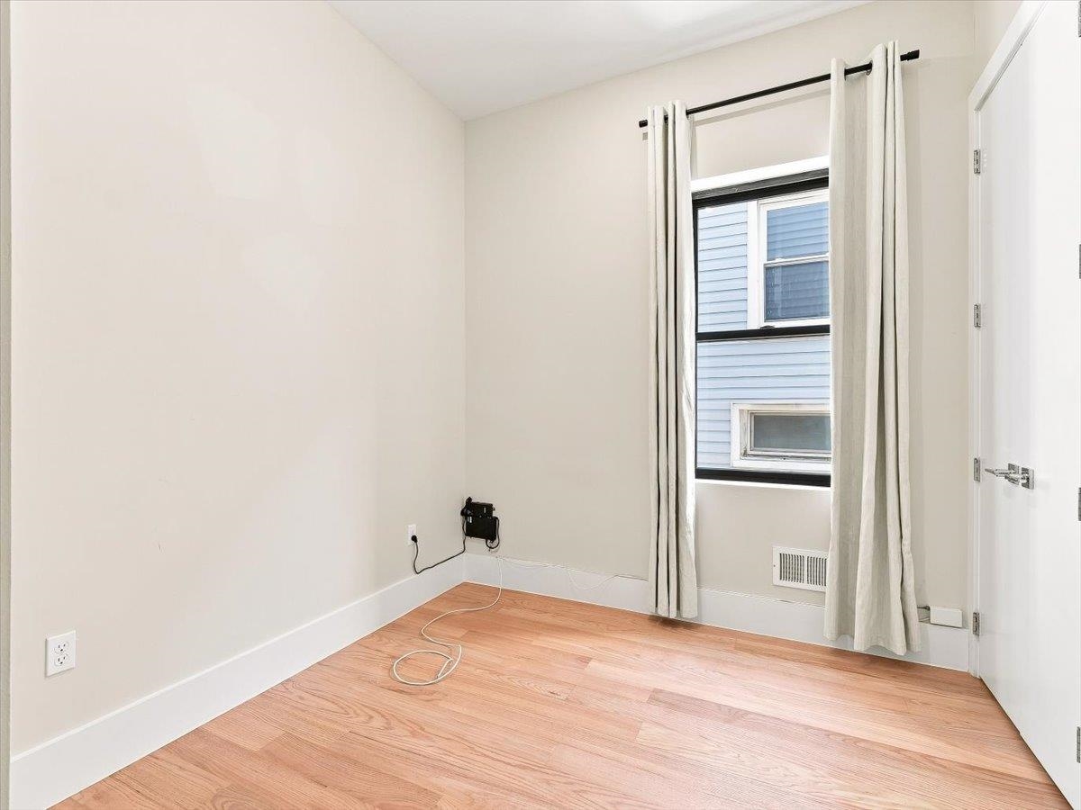 220 FREEMAN AVE Unit: 1