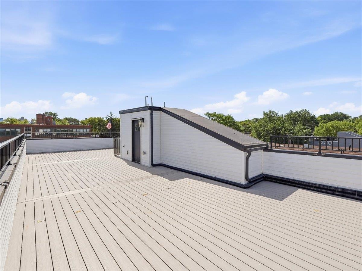 220 FREEMAN AVE Unit: 2