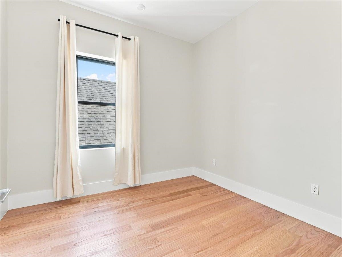 220 FREEMAN AVE Unit: 2