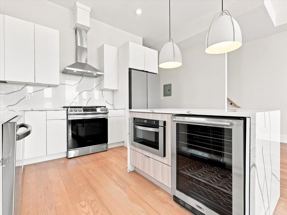 220 FREEMAN AVE Unit: 2