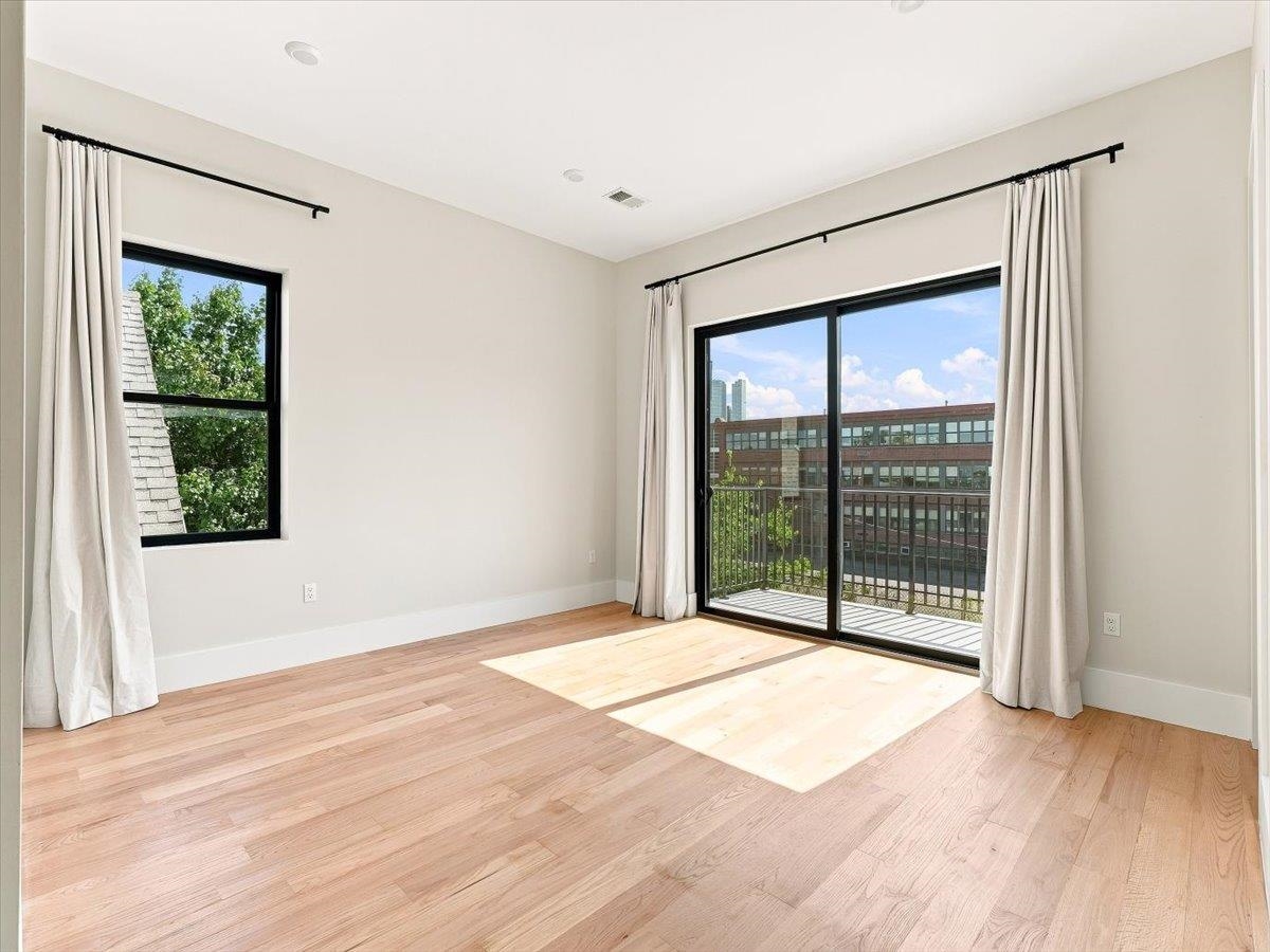 220 FREEMAN AVE Unit: 2