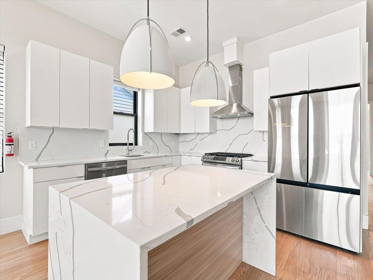 220 FREEMAN AVE Unit: 2