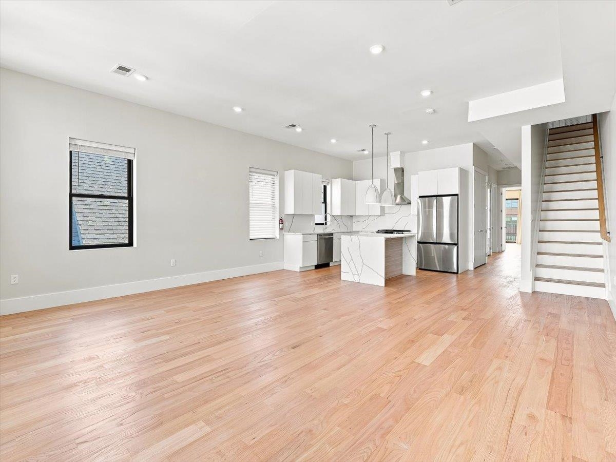 220 FREEMAN AVE Unit: 2