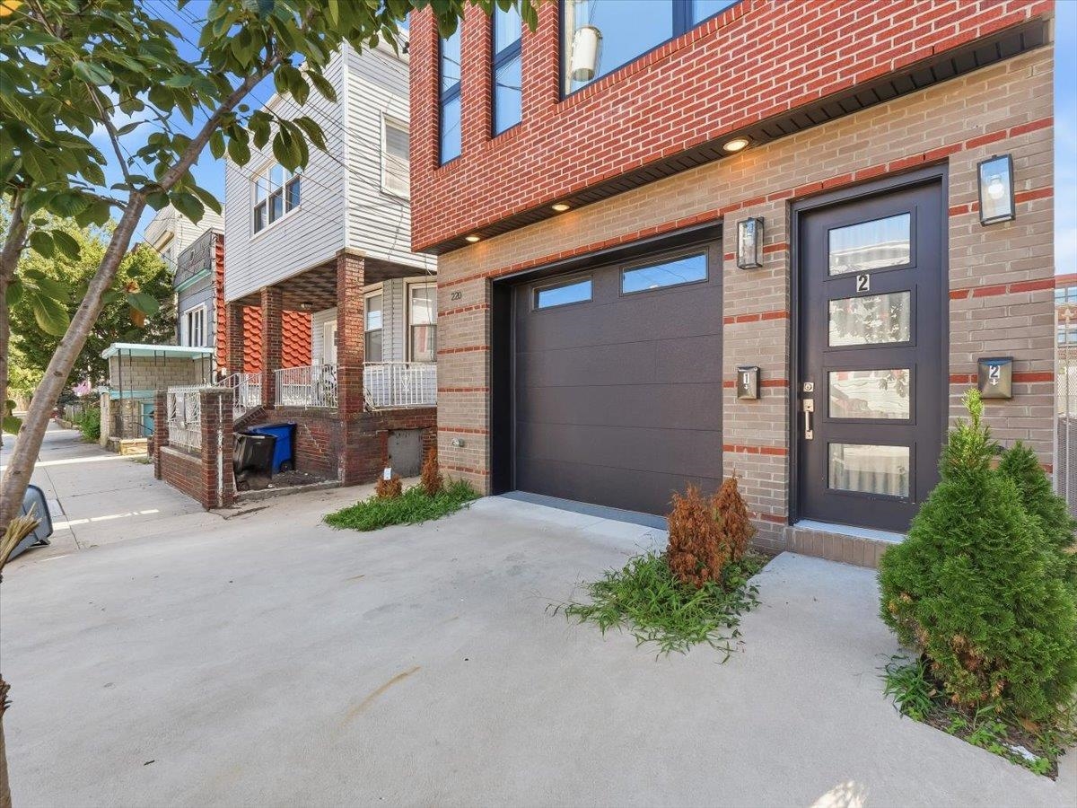 220 FREEMAN AVE Unit: 2