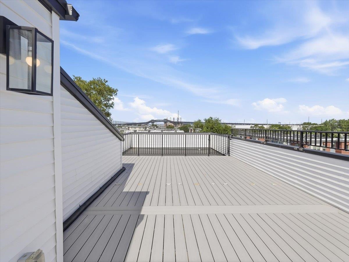 220 FREEMAN AVE Unit: 2