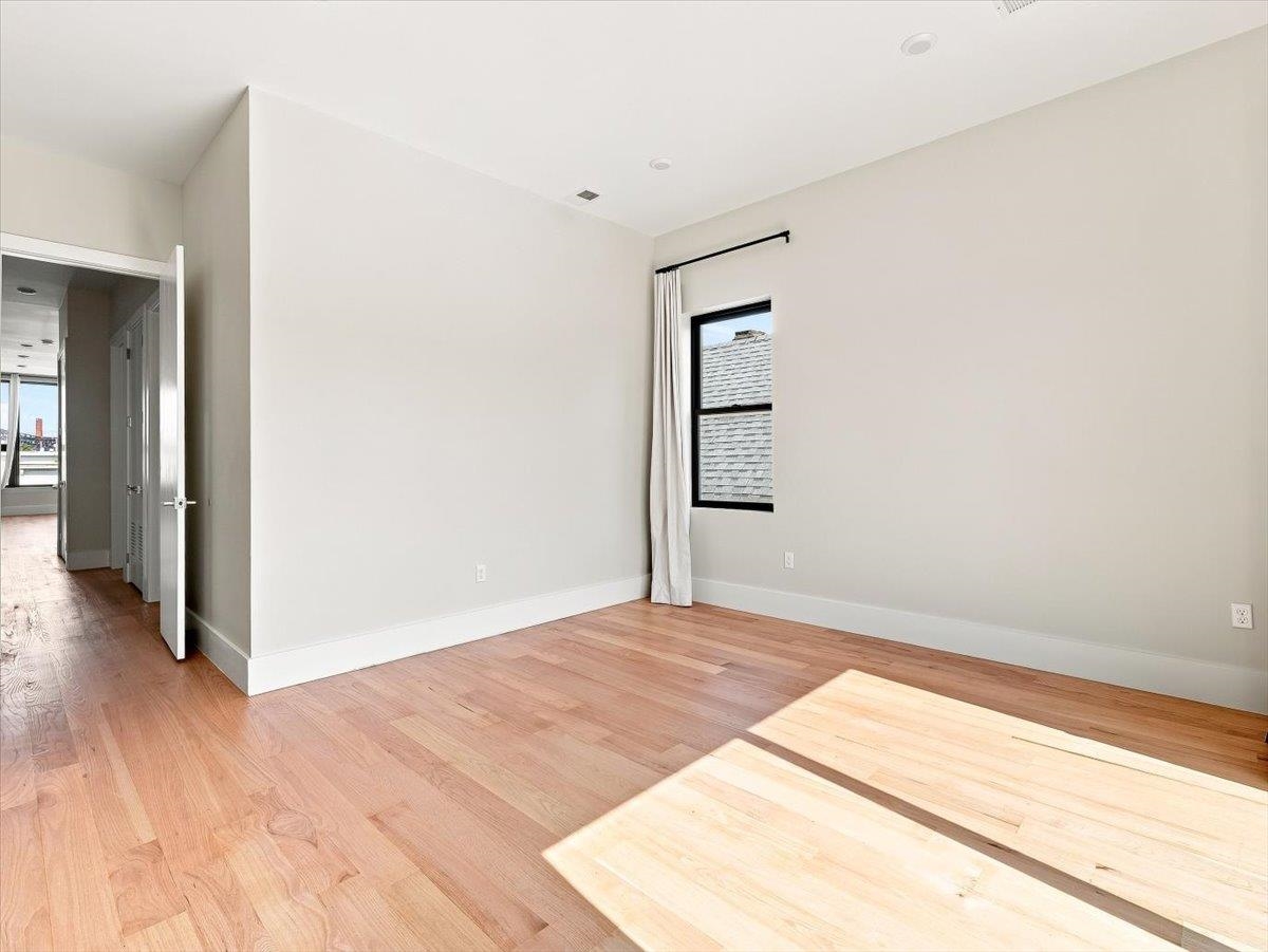 220 FREEMAN AVE Unit: 2