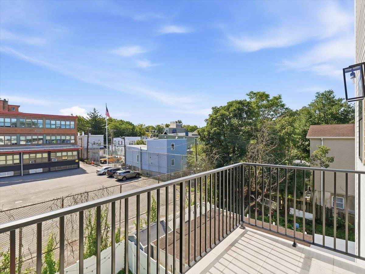 220 FREEMAN AVE Unit: 2