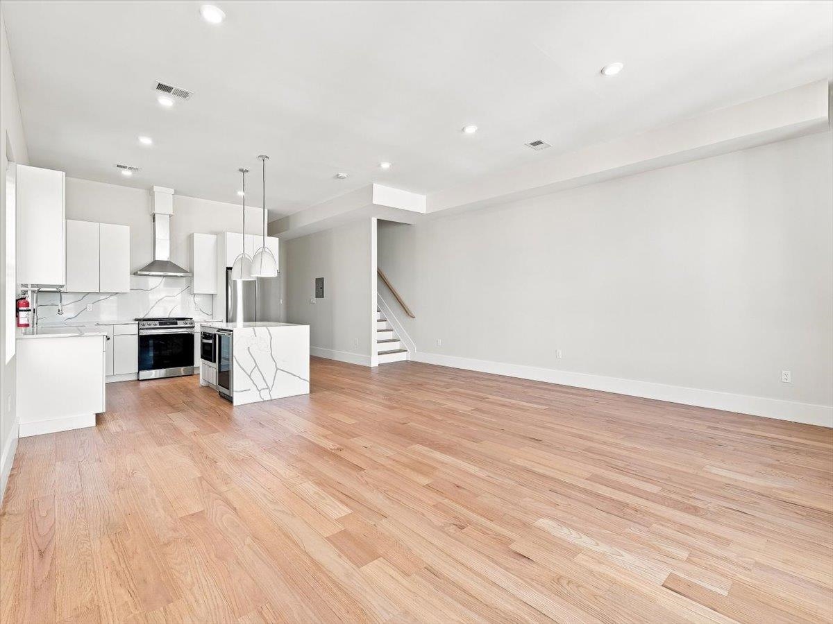220 FREEMAN AVE Unit: 2