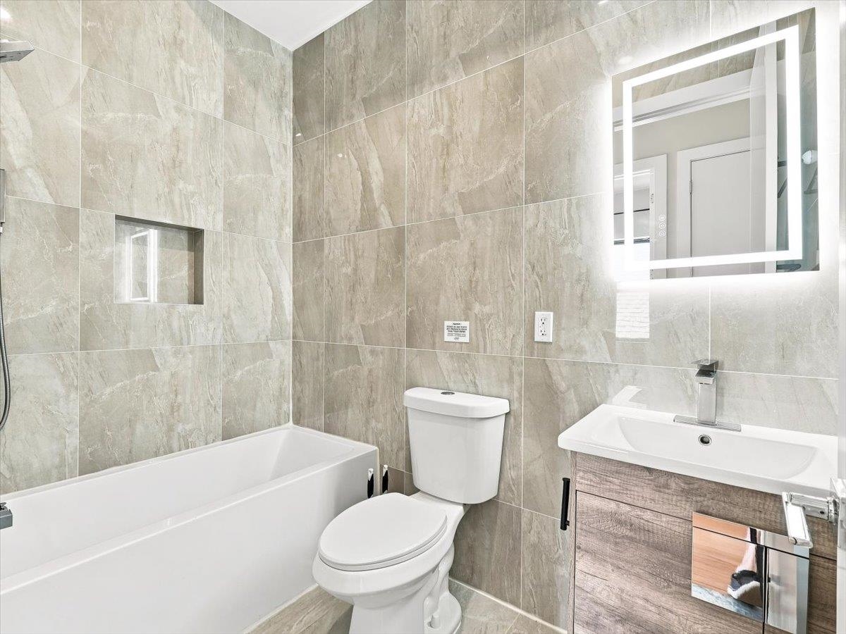 220 FREEMAN AVE Unit: 2