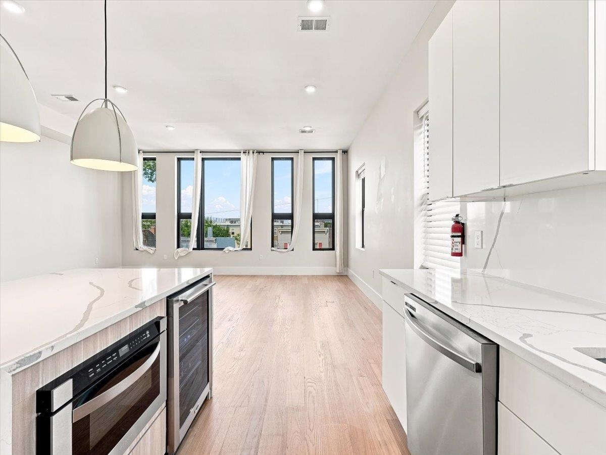 220 FREEMAN AVE Unit: 2