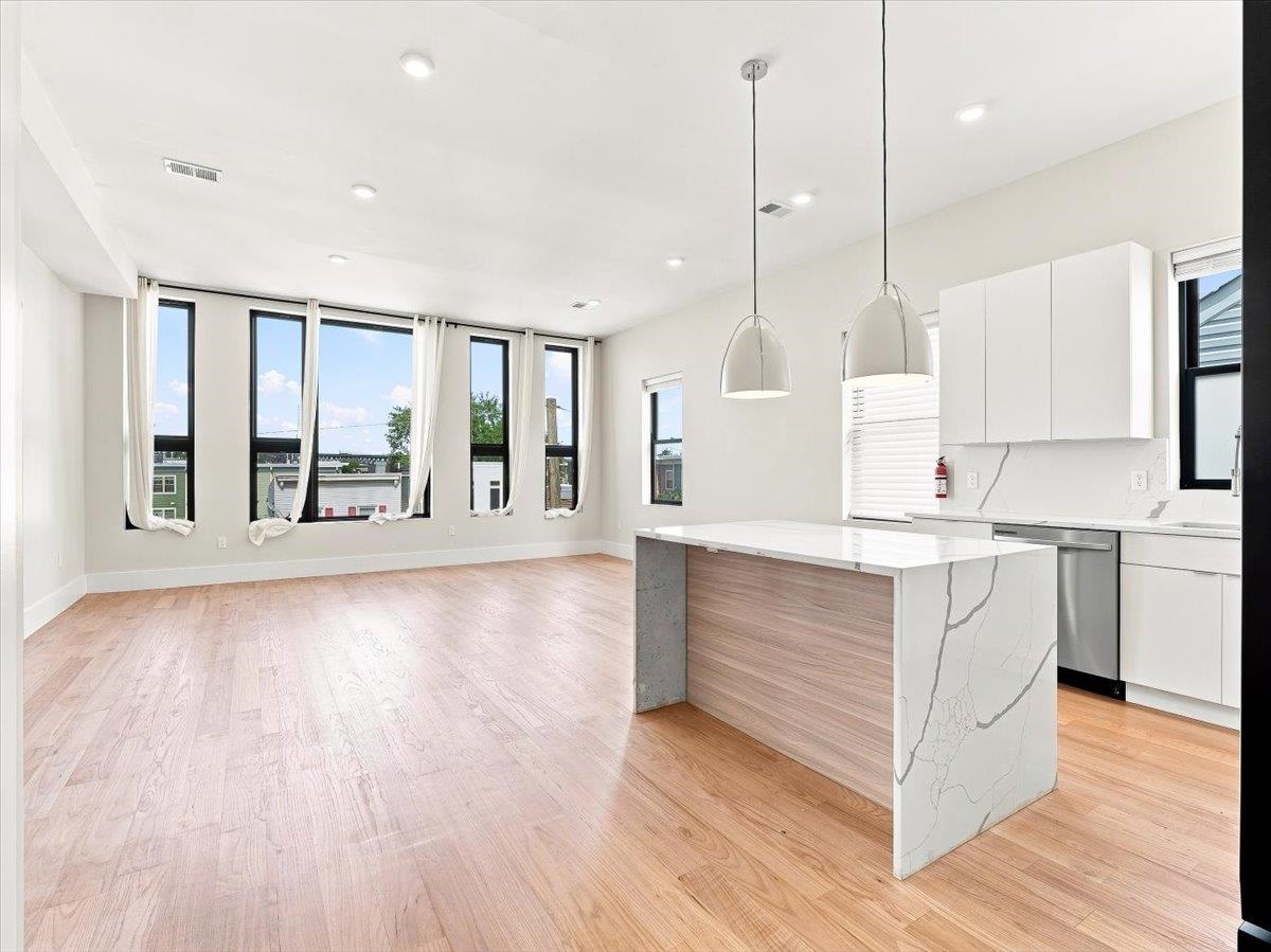 220 FREEMAN AVE Unit: 2