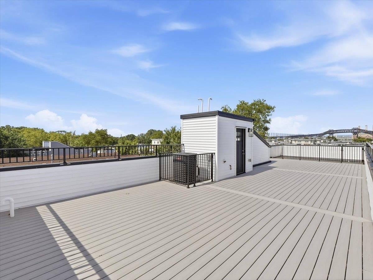 220 FREEMAN AVE Unit: 2
