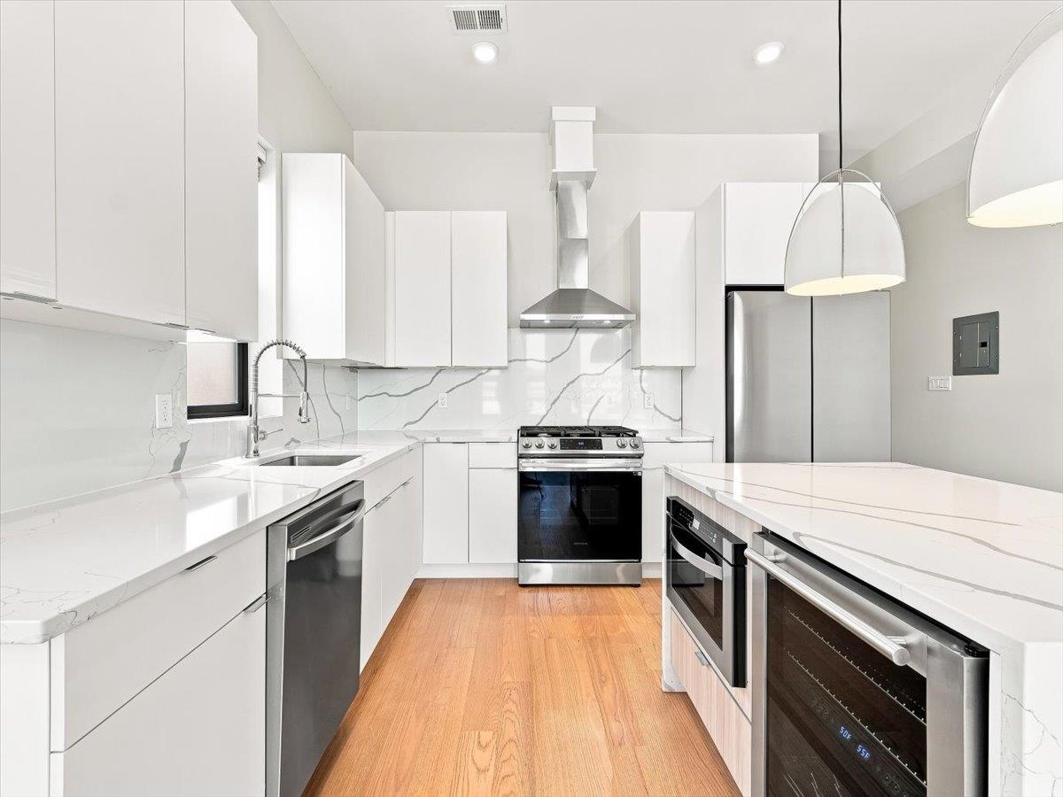 220 FREEMAN AVE Unit: 2