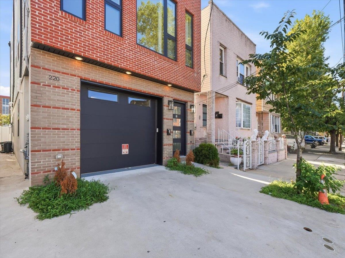 220 FREEMAN AVE Unit: 2