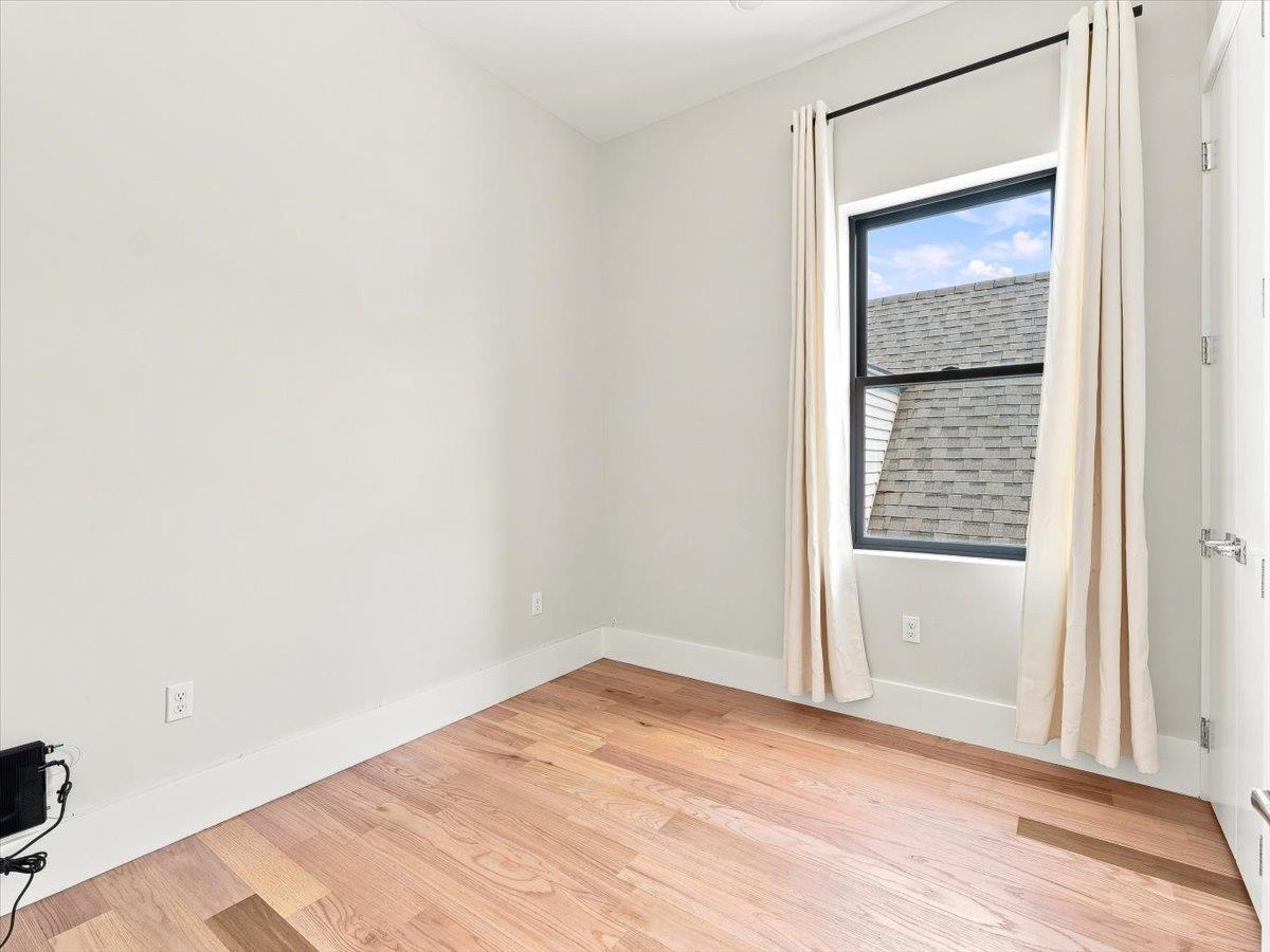 220 FREEMAN AVE Unit: 2