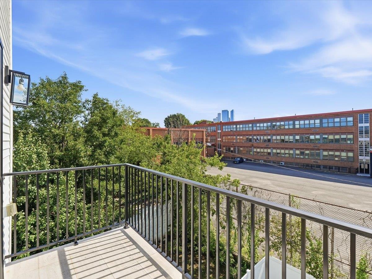 220 FREEMAN AVE Unit: 2