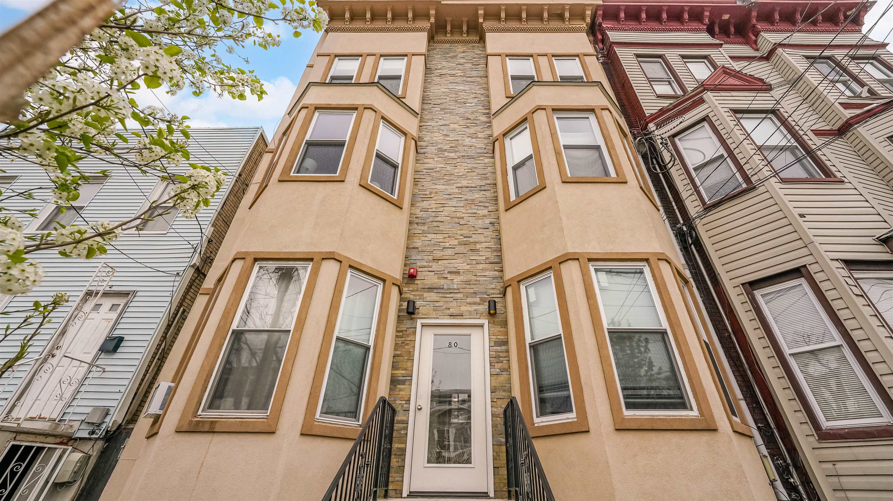 80 WEBSTER AVE Unit: 3R