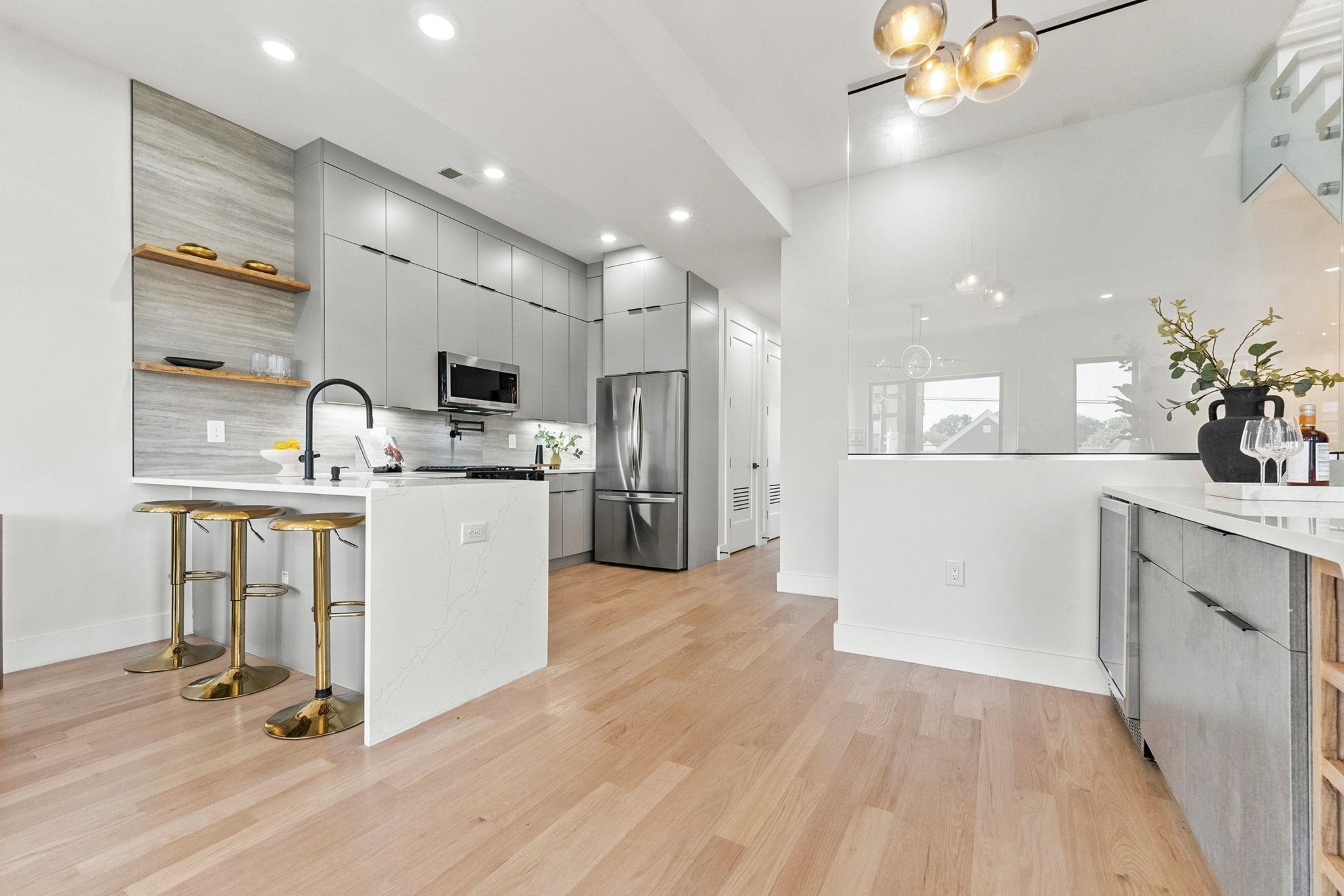 83 LEXINGTON AVE Unit: 2
