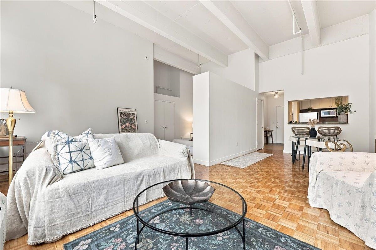 1500 HUDSON ST Unit: 4L