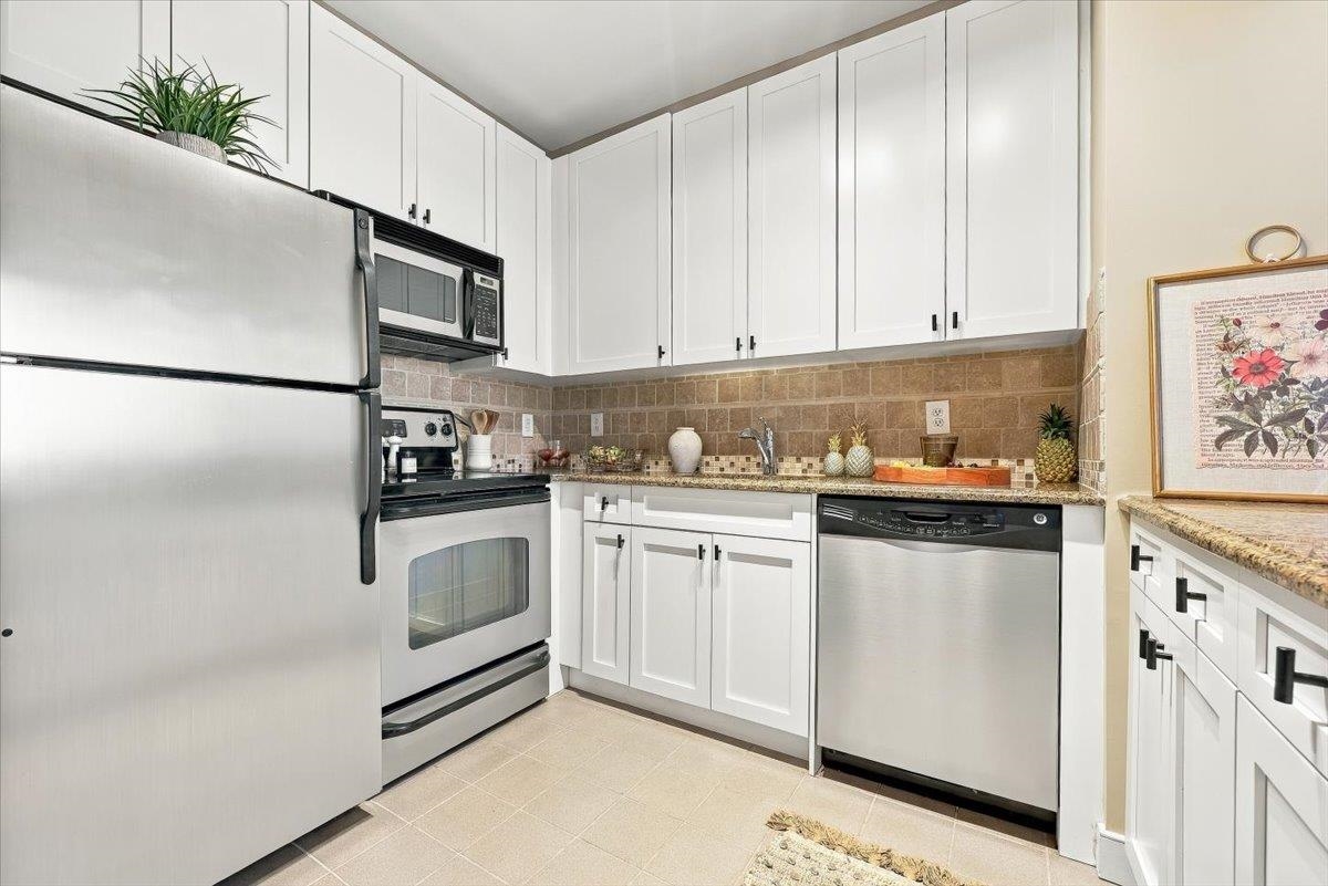 1500 HUDSON ST Unit: 4L