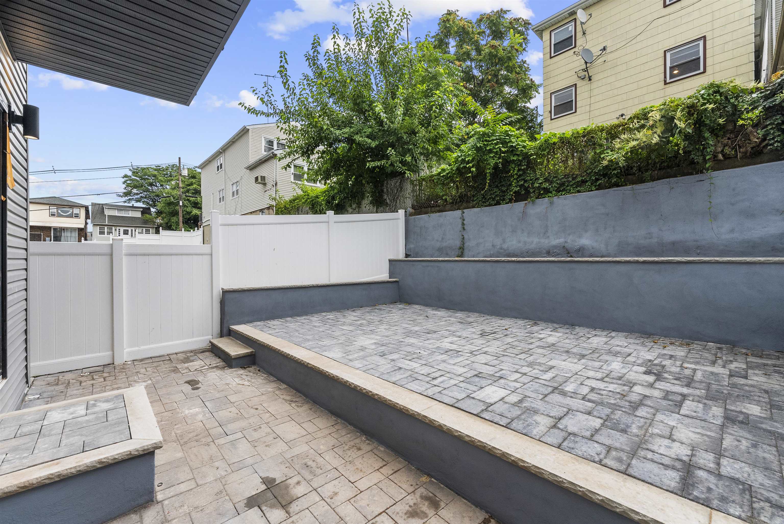 100 TERRACE AVE Unit: 1