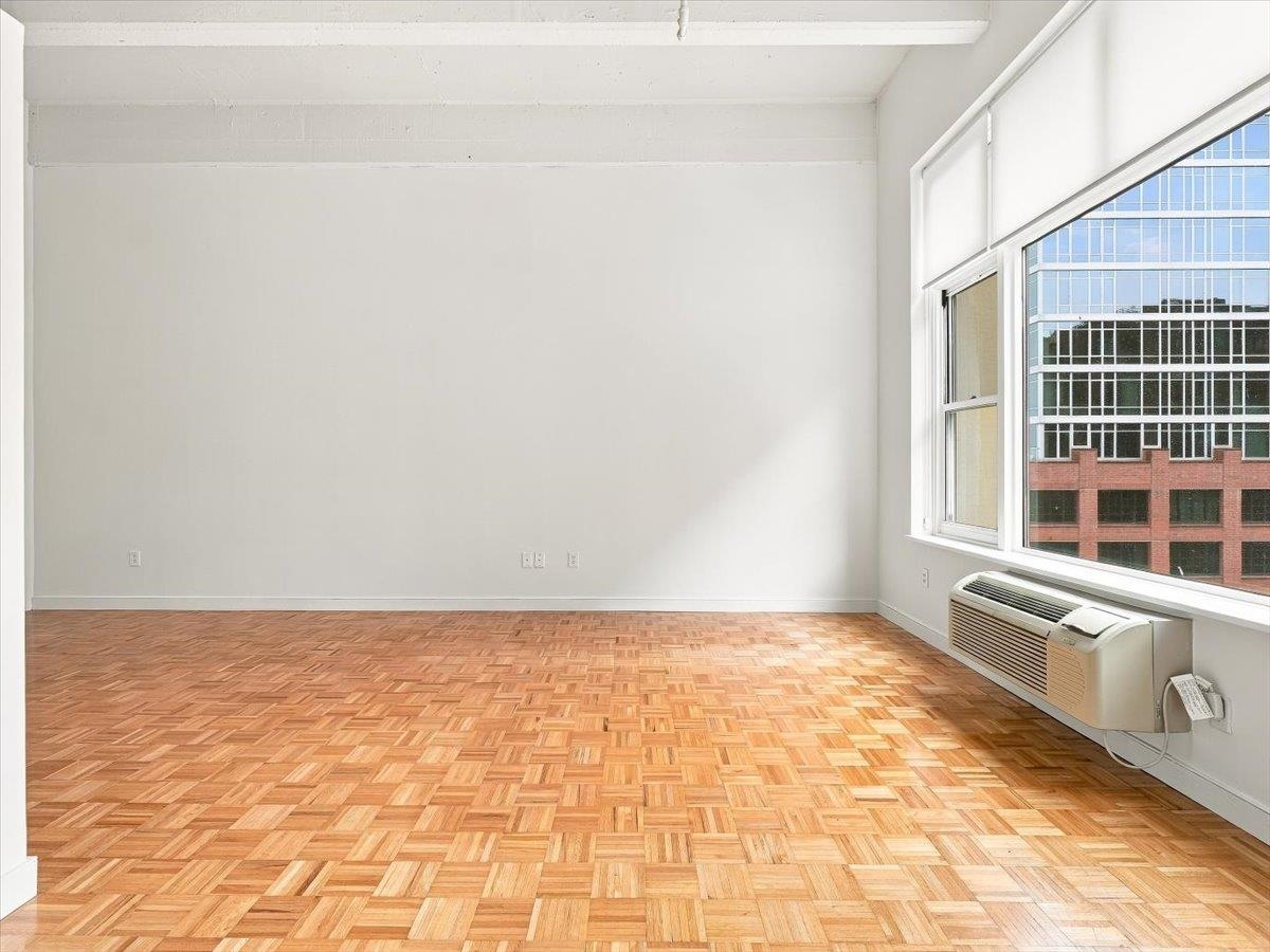 1500 HUDSON ST Unit: 4L