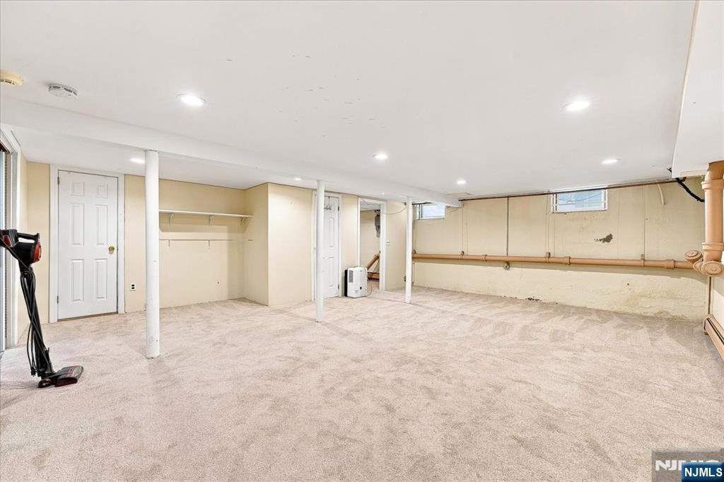 3-27 Kenneth Avenue