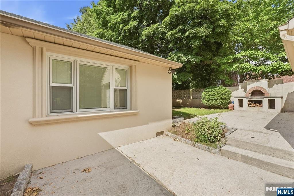 3-27 Kenneth Avenue