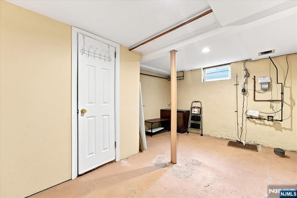 3-27 Kenneth Avenue